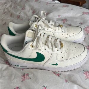 Nike Air Force 1 in White and Green